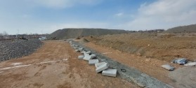 ادامه عملیات زیرسازی زمین چمن مصنوعی فوتبال توسط  معاونت عمران شهرداری