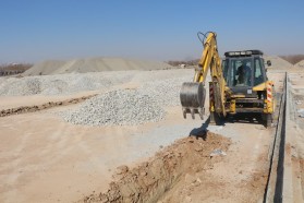 ادامه عملیات زیرسازی زمین چمن مصنوعی فوتبال در پارک ساحلی شهر