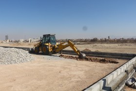 ادامه عملیات زیرسازی زمین چمن مصنوعی فوتبال در پارک ساحلی شهر