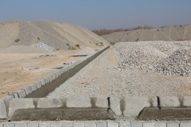 ادامه عملیات زیرسازی زمین چمن مصنوعی فوتبال در پارک ساحلی شهر