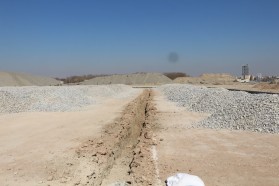 ادامه عملیات زیرسازی زمین چمن مصنوعی فوتبال در پارک ساحلی شهر