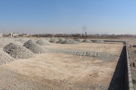 ادامه عملیات زیرسازی زمین چمن مصنوعی فوتبال در پارک ساحلی شهر