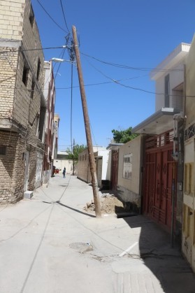 شهردار کلیشاد و سودرجان  از اجرای عملیات جمع آوری و انتقال تیرهای برق مزاحم سطح شهر خبر داد