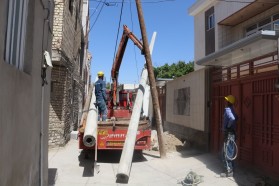 شهردار کلیشاد و سودرجان  از اجرای عملیات جمع آوری و انتقال تیرهای برق مزاحم سطح شهر خبر داد