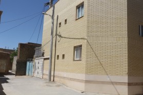 شهردار کلیشاد و سودرجان  از اجرای عملیات جمع آوری و انتقال تیرهای برق مزاحم سطح شهر خبر داد